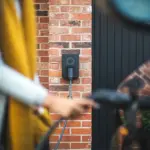 Guide: Installation af elbil-lader hjemme – regler, krav og faldgruber